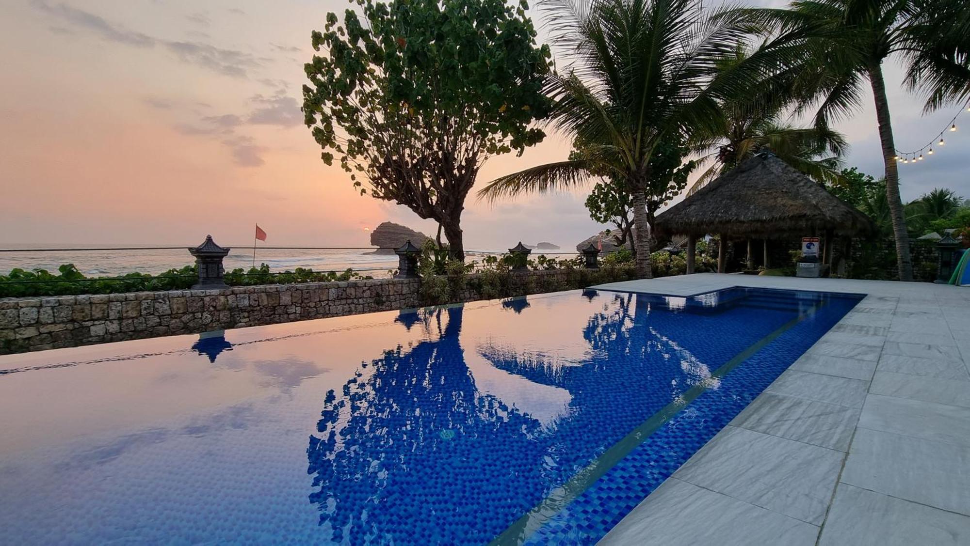 Istana Ombak Eco Resort Pacitan Luaran gambar