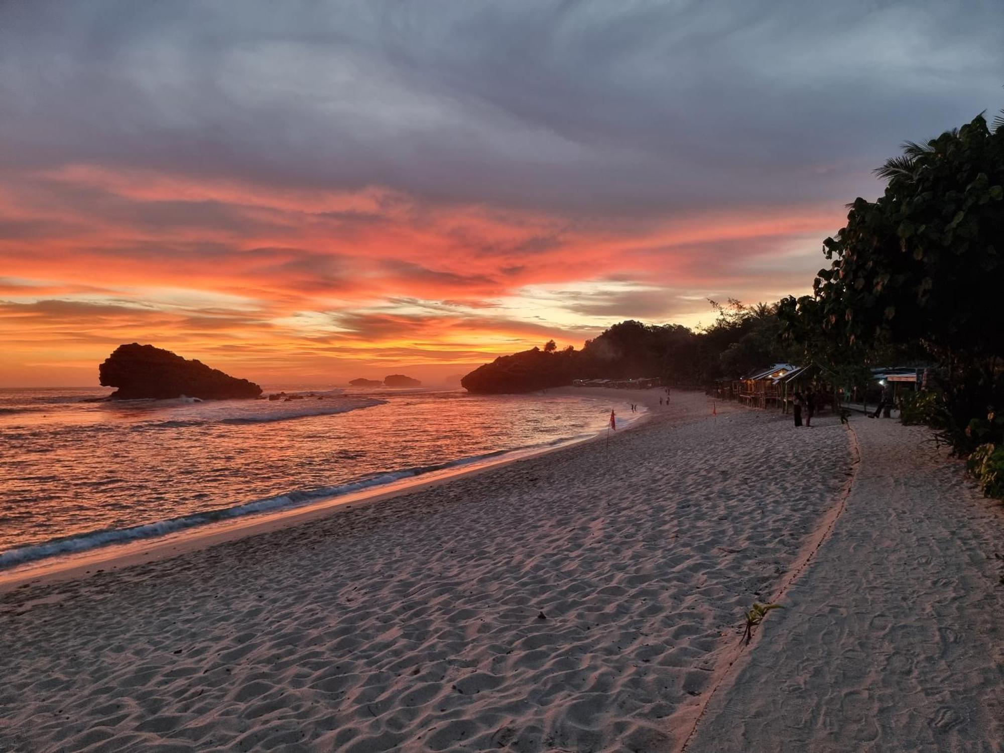 Istana Ombak Eco Resort Pacitan Luaran gambar